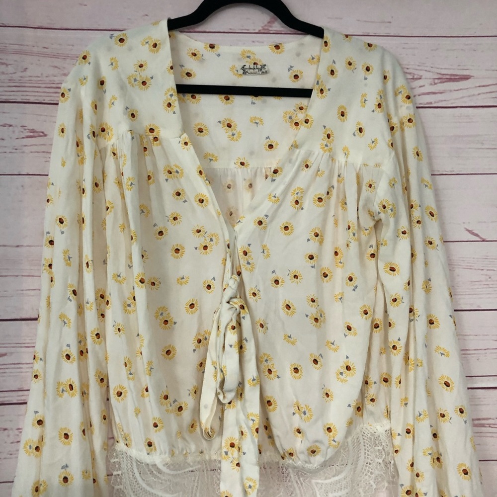Forties Feels Daisy Print Bell-Sleeve Floral Bodysuit - Picture 5 of 14